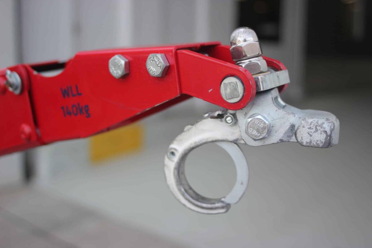 Self closing hook assembly